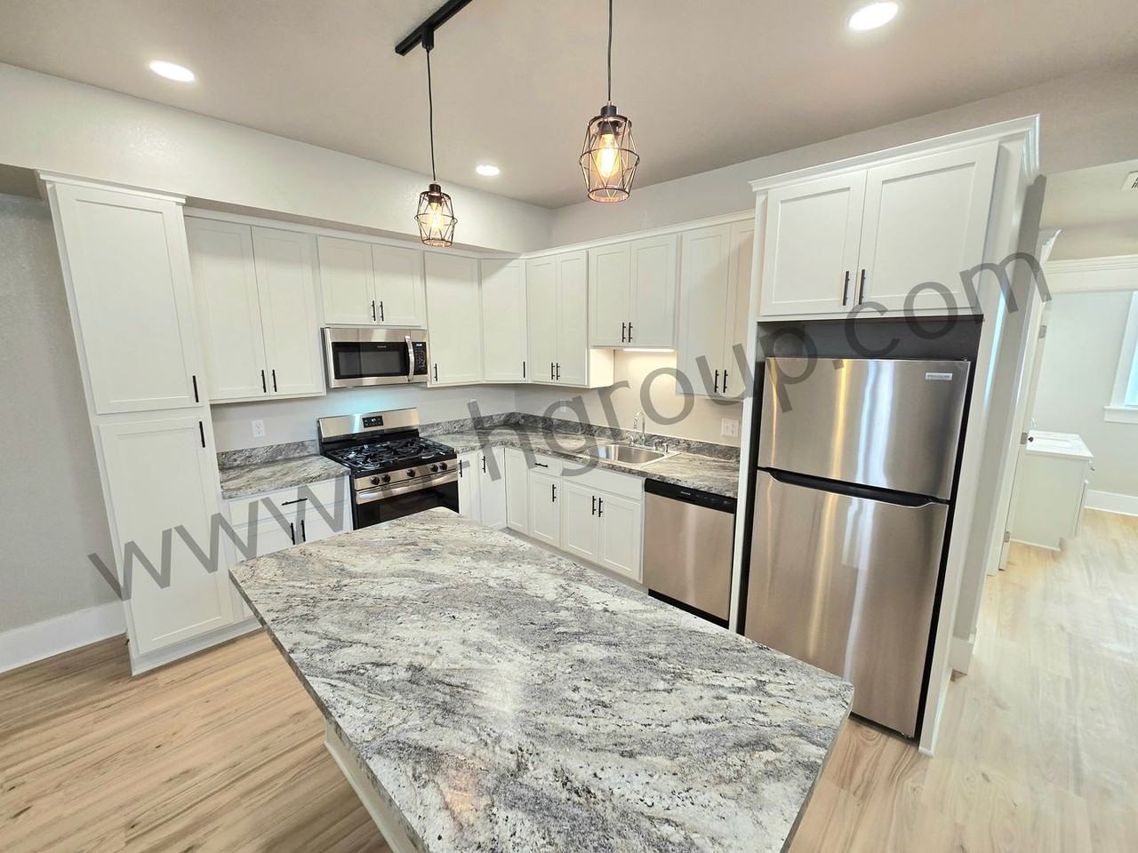 715 57th St - Photo 7 of 24