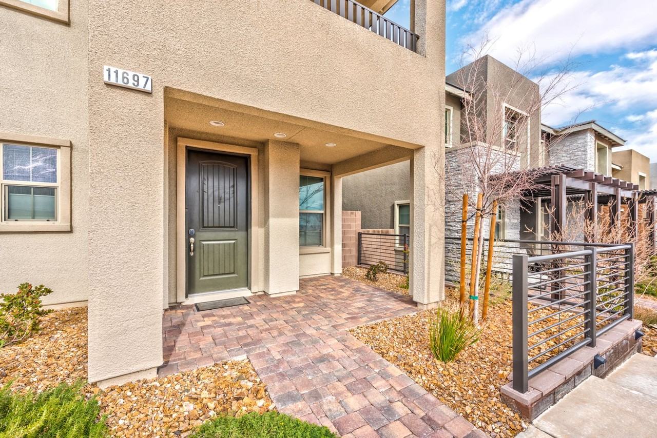 11697 Redwood Mountain Ave - Photo 2 of 33