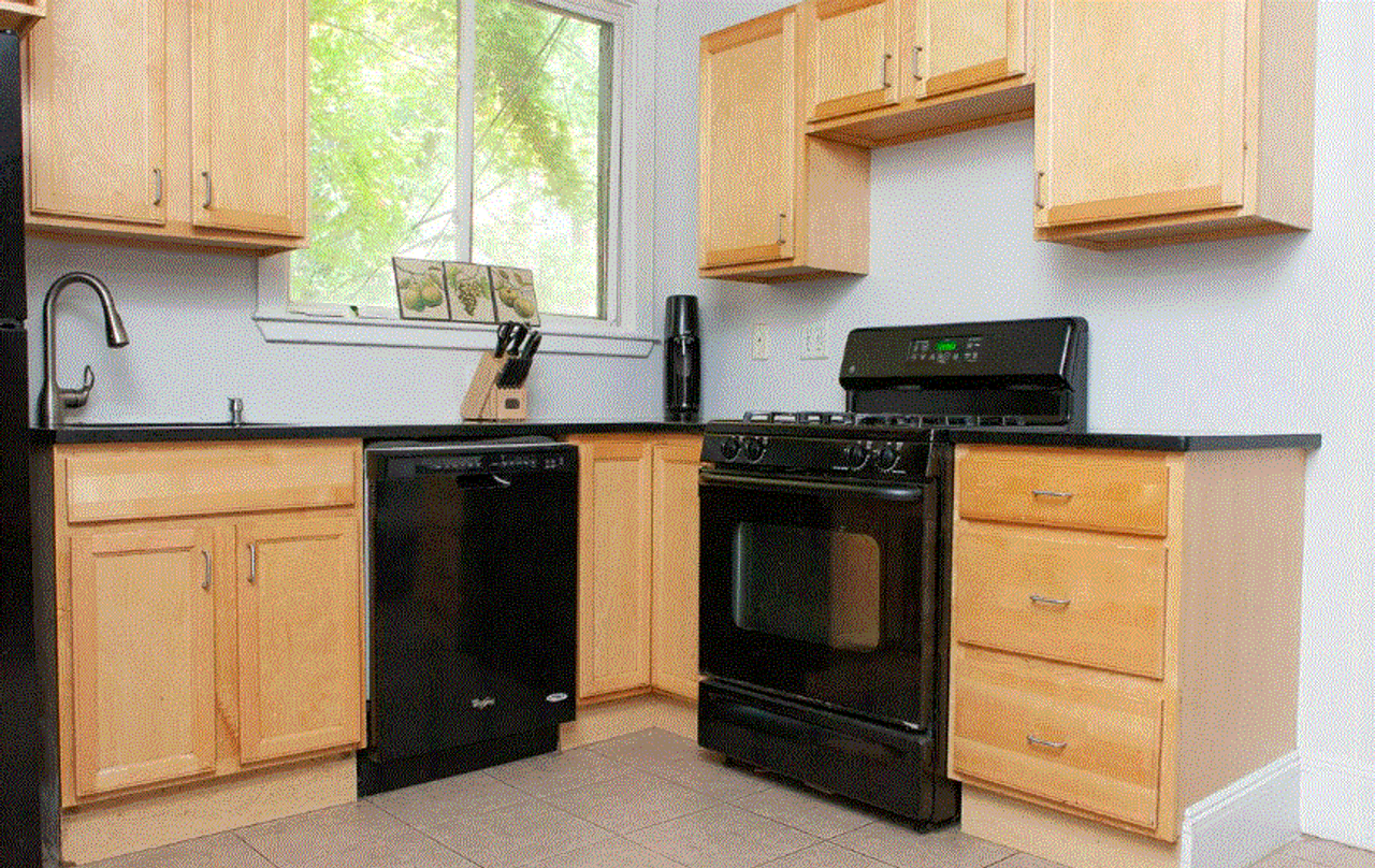 1741 Commonwealth Ave - Photo 4 of 10