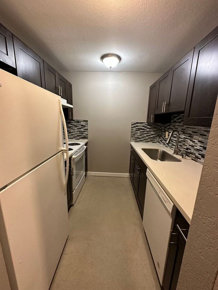 Emerald Place Apartments - Photo 2 of 17