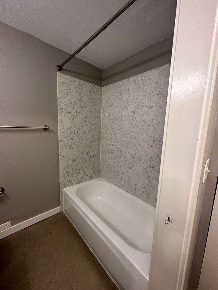 Emerald Place Apartments - Photo 4 of 17
