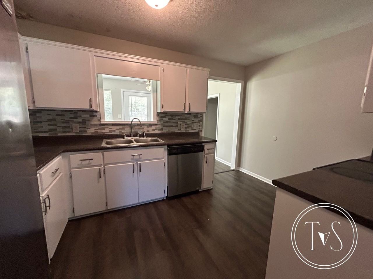 528 Ashmore Rd - Photo 4 of 11