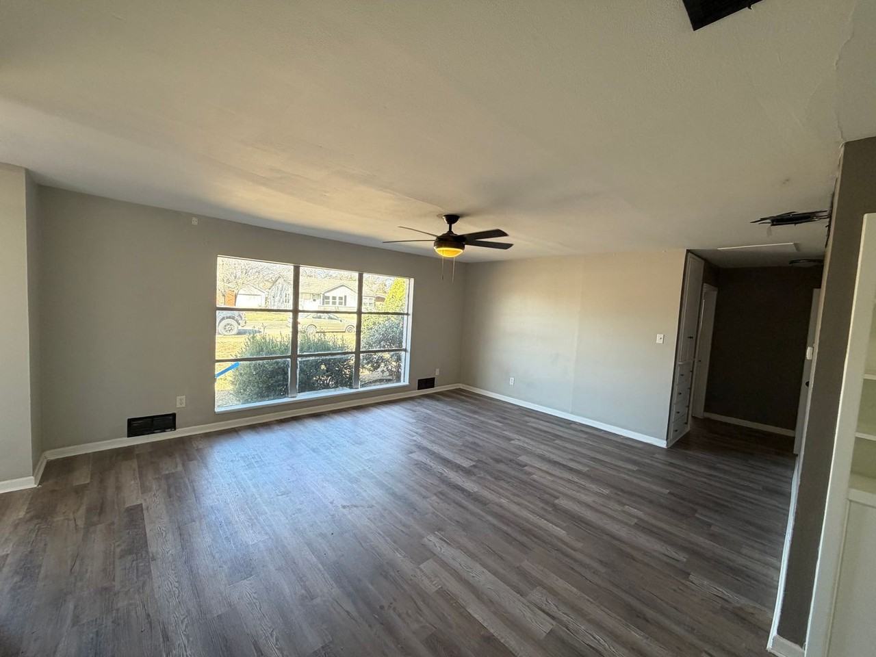 2405 33rd St - Photo 2 of 12