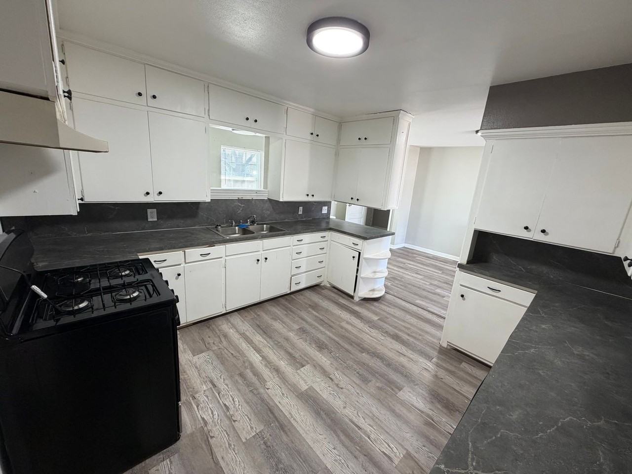 2405 33rd St - Photo 4 of 12