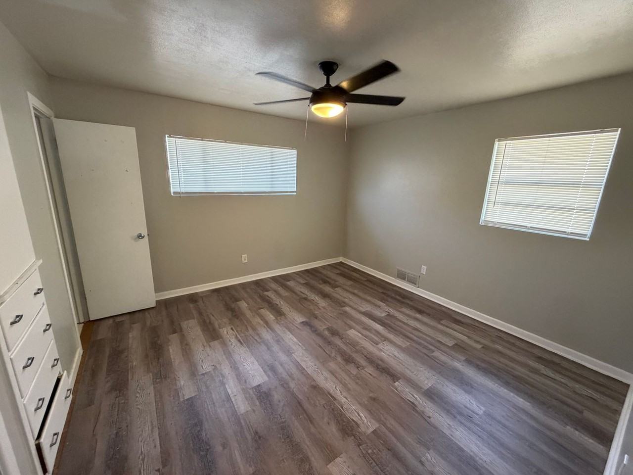 2405 33rd St - Photo 7 of 12