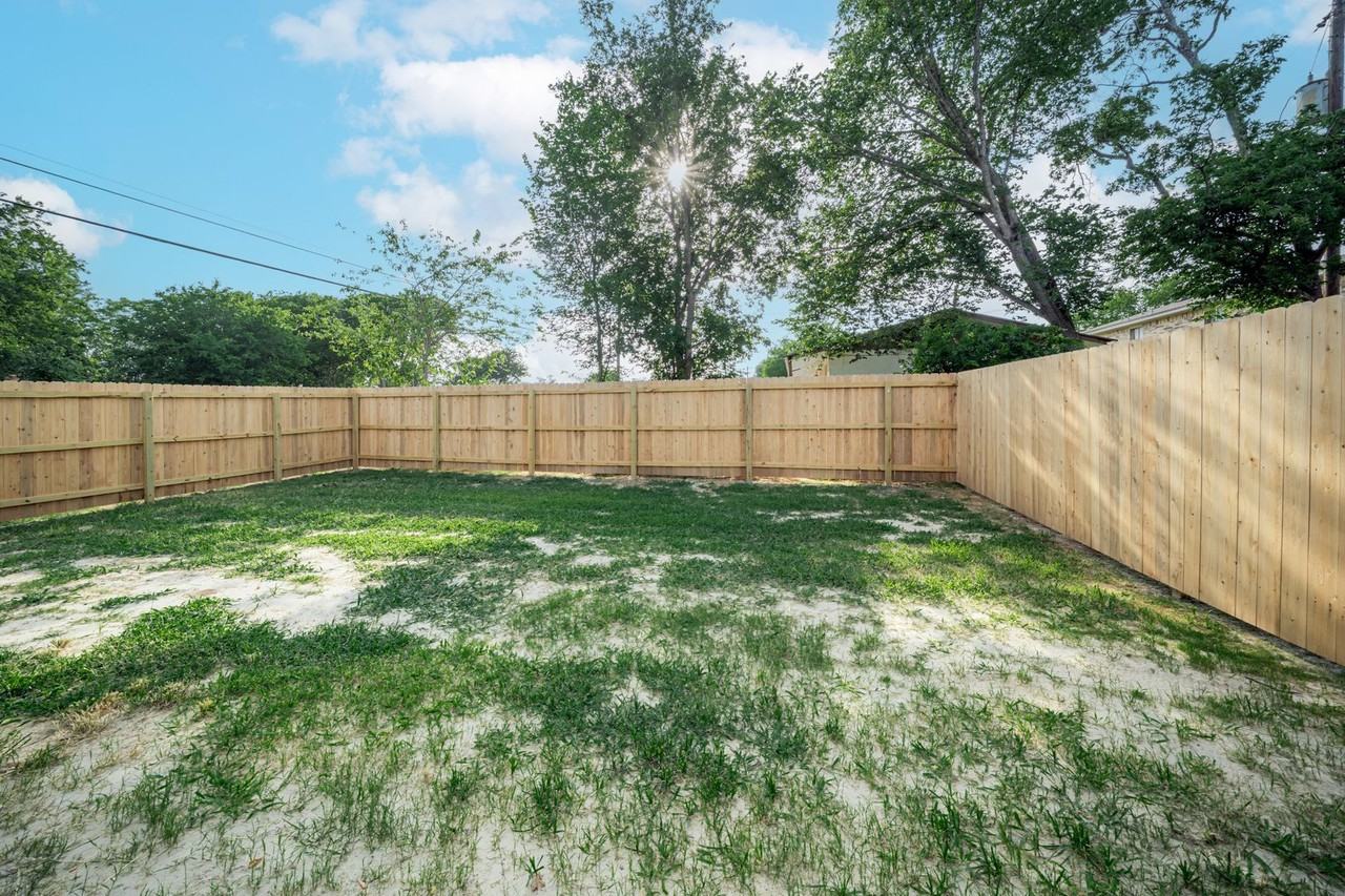 1606 W 5th St - Photo 2 of 37