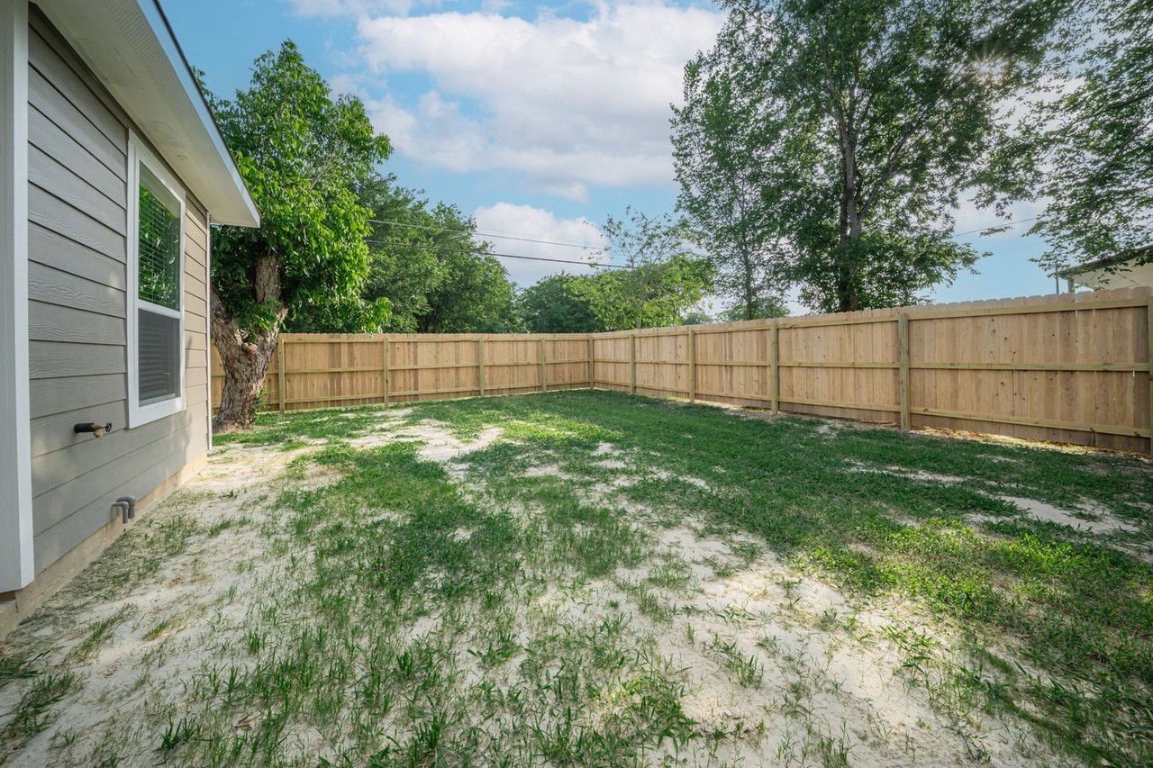 1606 W 5th St - Photo 3 of 37