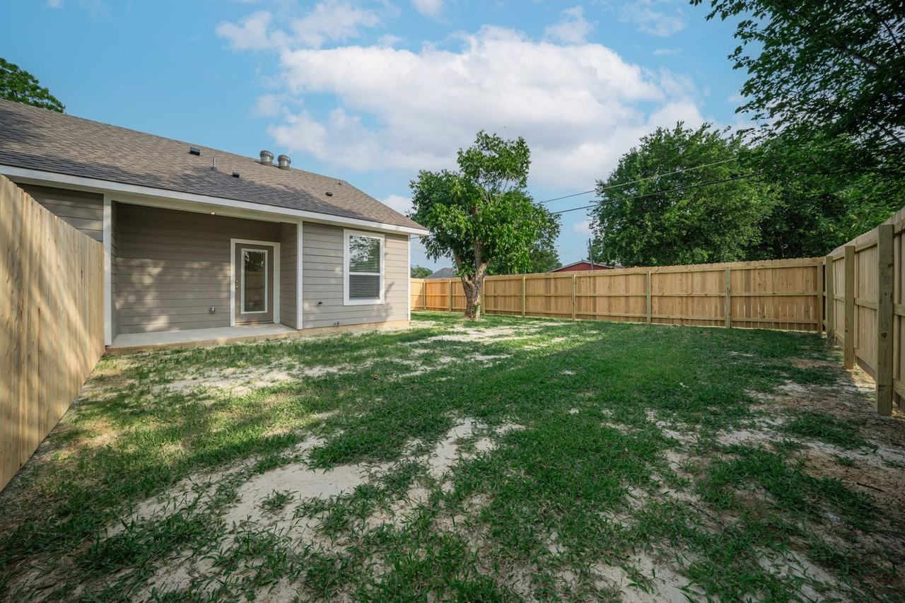 1606 W 5th St - Photo 4 of 37