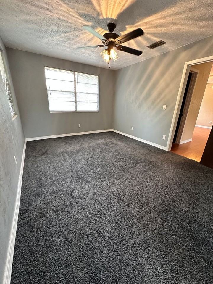 555 Sw Nightingale St - Photo 7 of 13