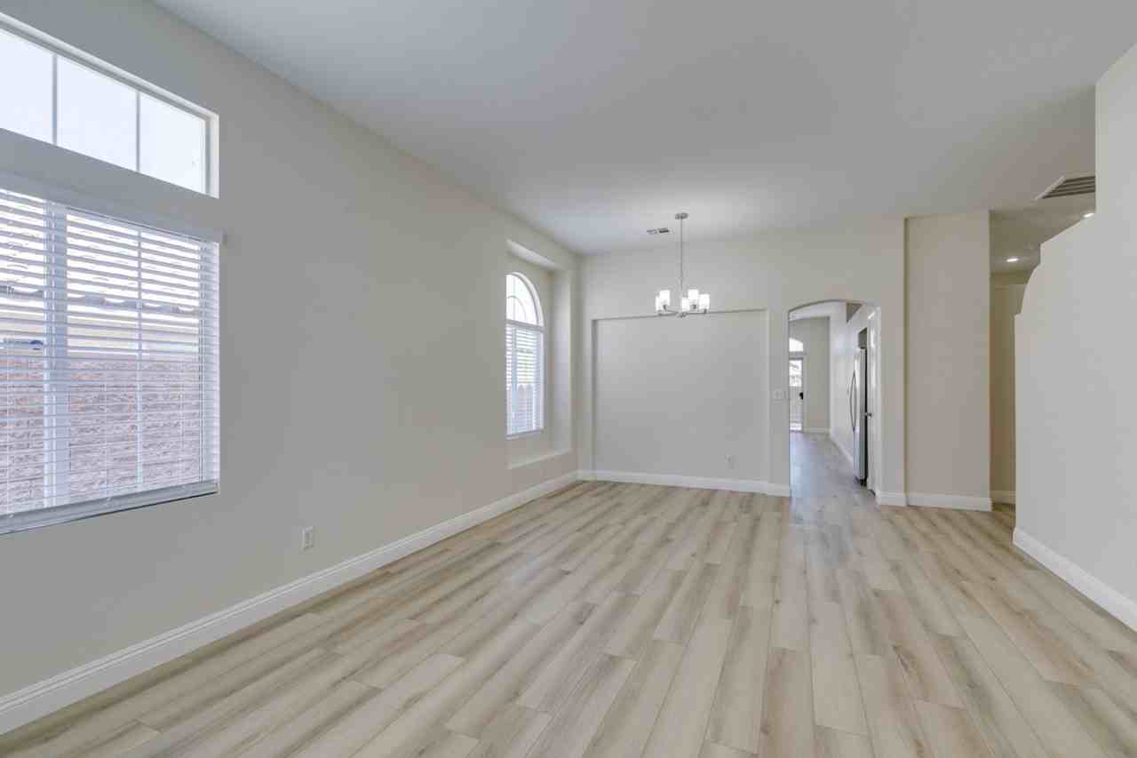 916 Autumn Royal Ln - Photo 3 of 47
