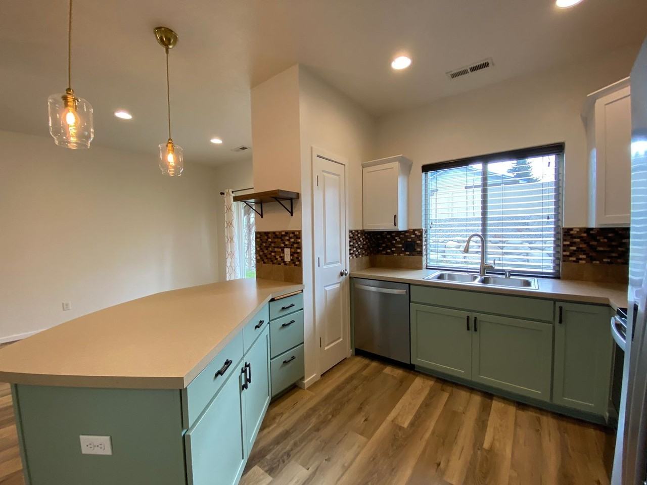 20250 E Deschutes Ave - Photo 7 of 32