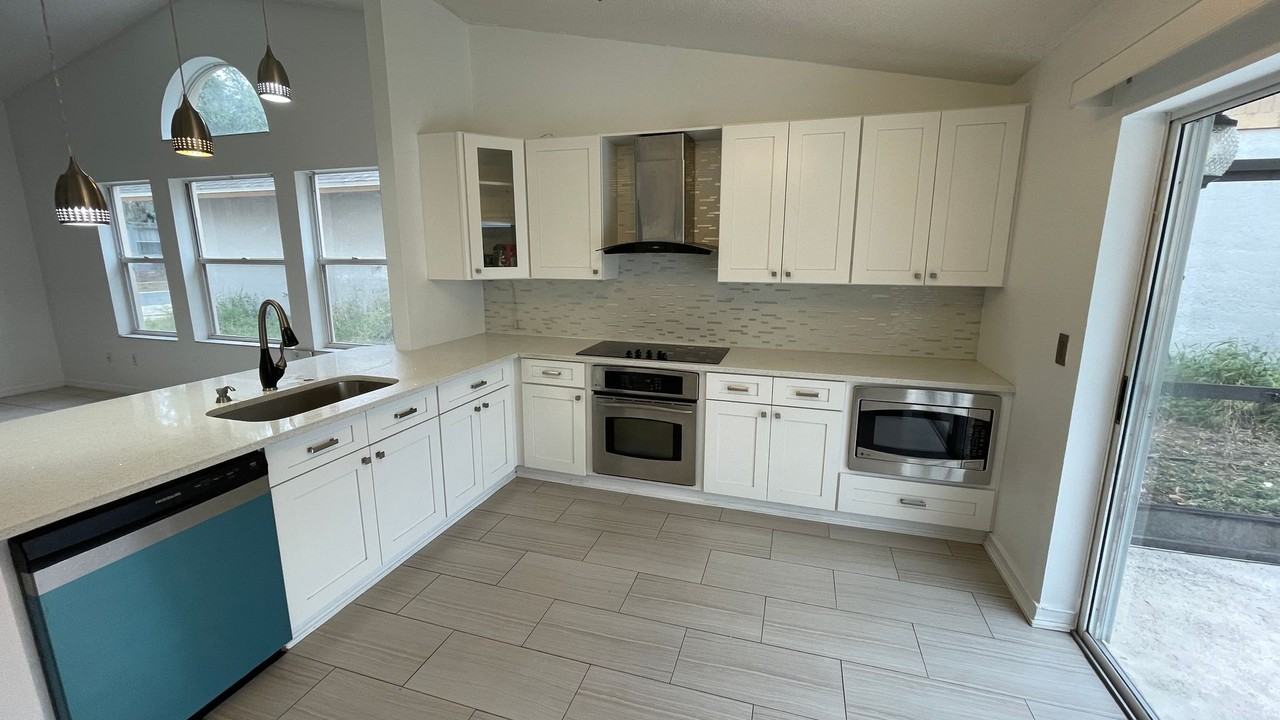 8832 Parliament Ct - Photo 6 of 27