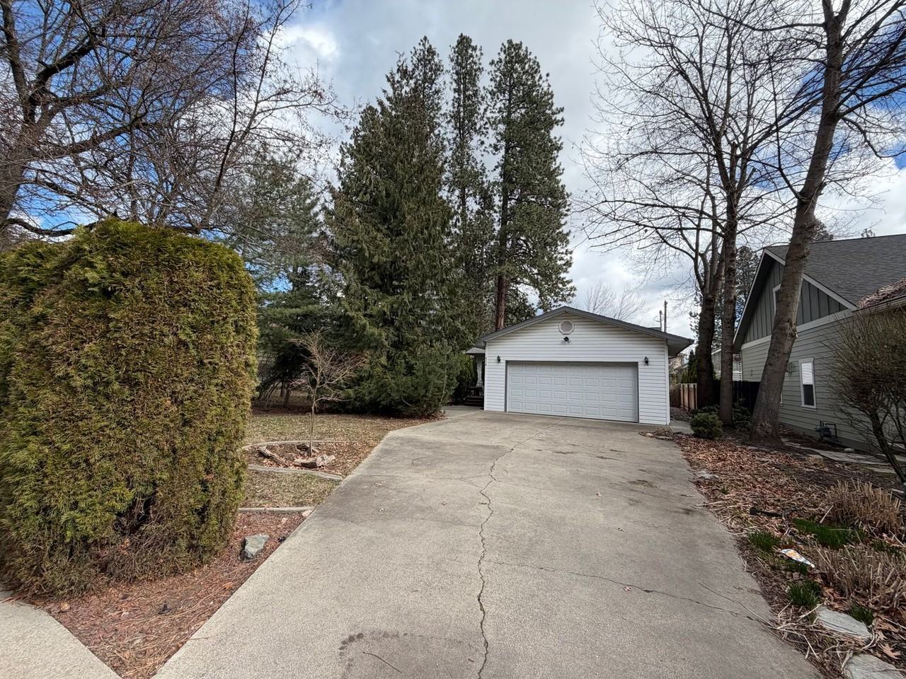 858 N Government Way - Photo 3 of 27