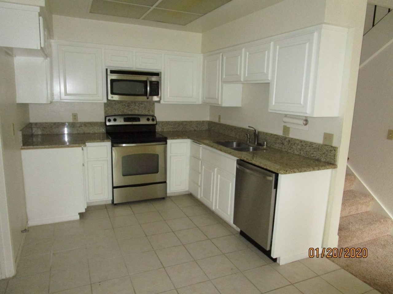 1110 Hartford Pl - Photo 4 of 6