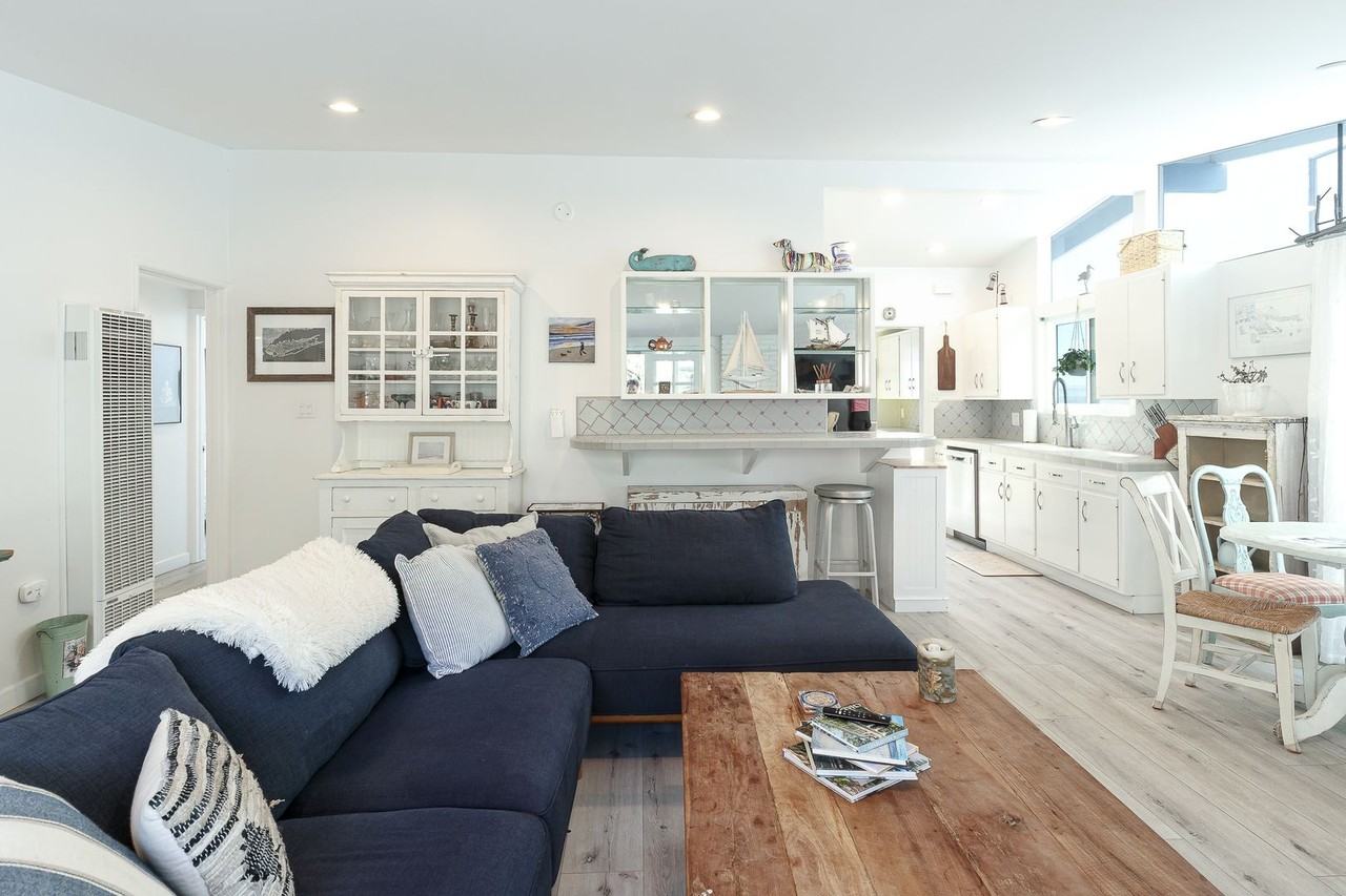 1089 Belfast Ln - Photo 4 of 34