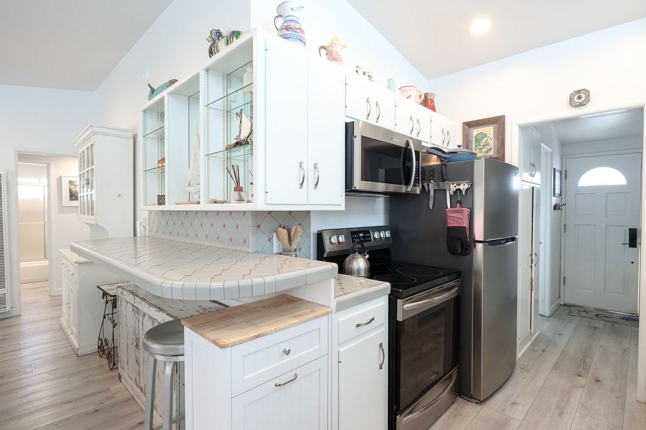 1089 Belfast Ln - Photo 6 of 34