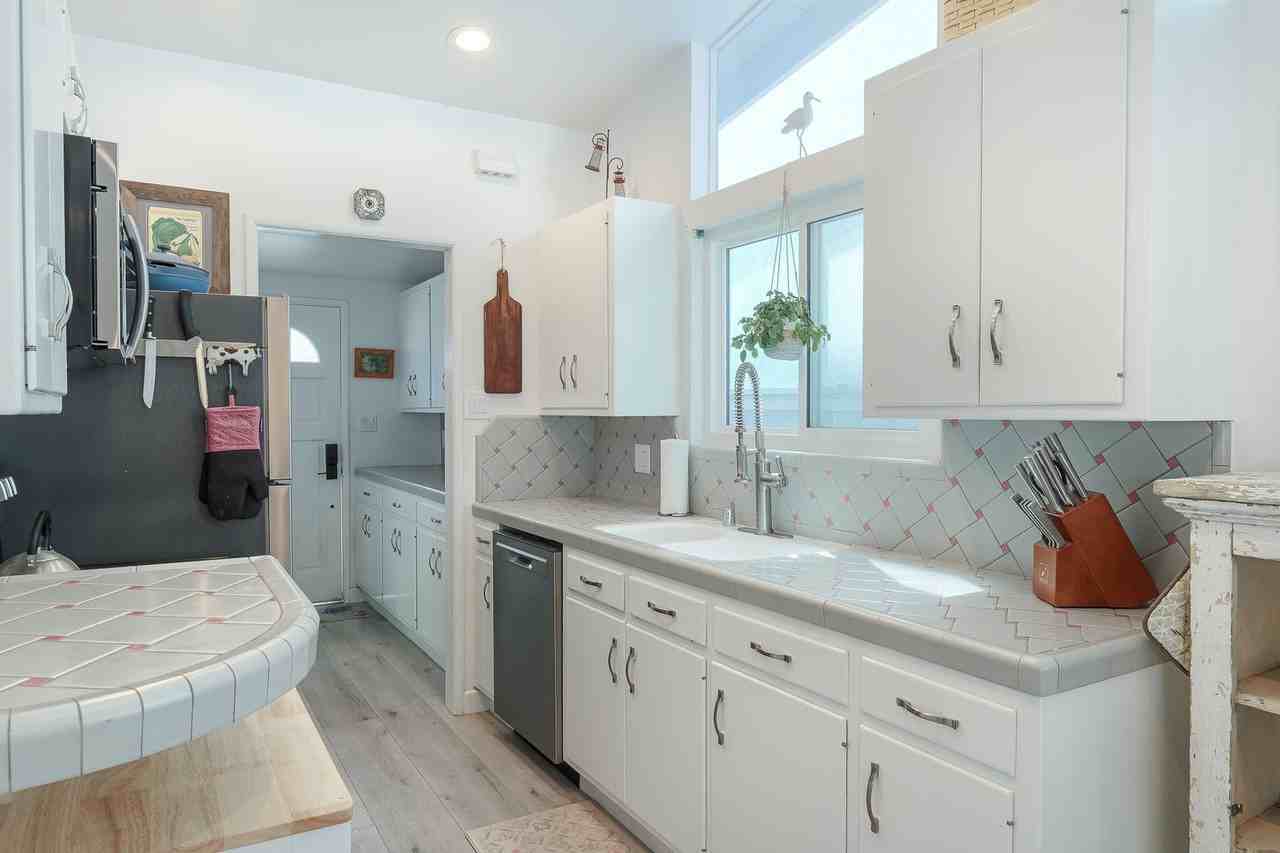 1089 Belfast Ln - Photo 7 of 34