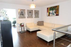 featured image of 10923 Nw 70th St