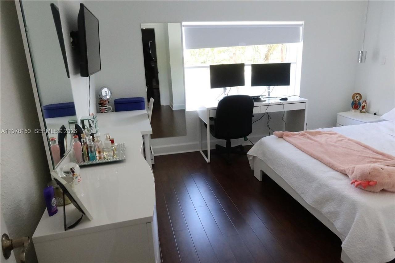 10923 Nw 70th St - Photo 2 of 12