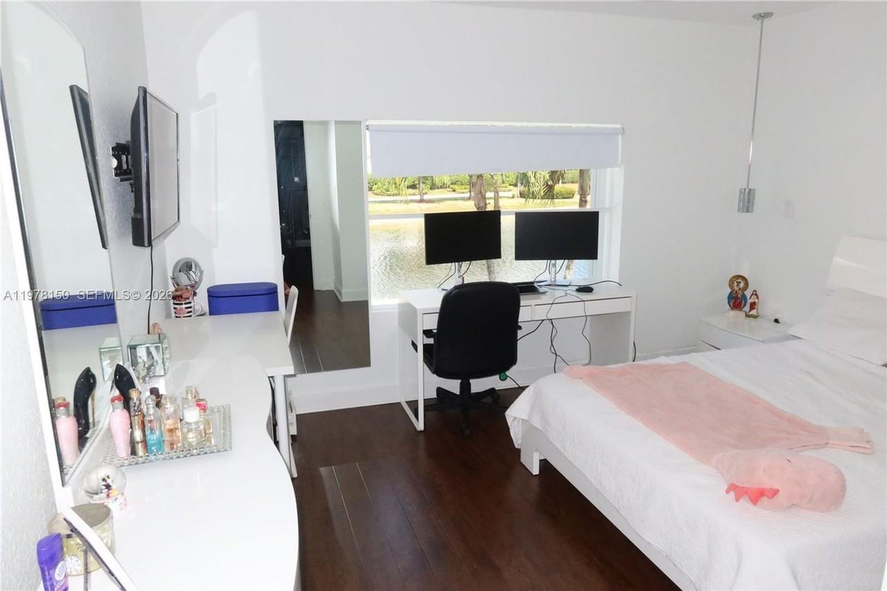 10923 Nw 70th St - Photo 3 of 12