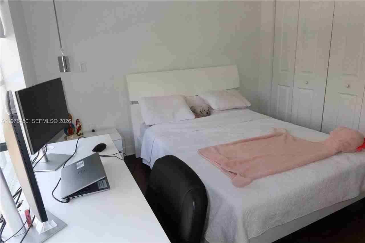 10923 Nw 70th St - Photo 4 of 12