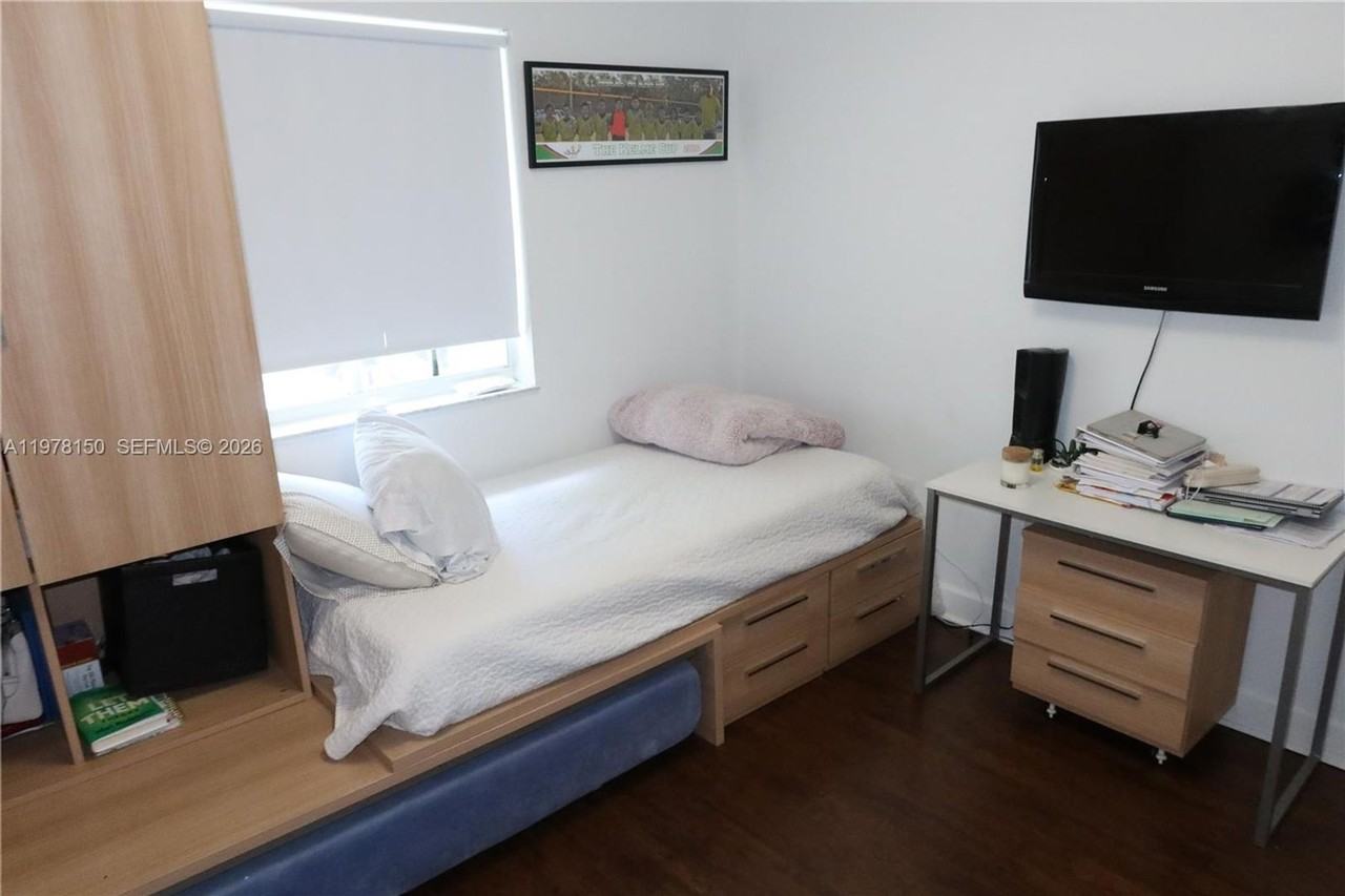 10923 Nw 70th St - Photo 5 of 12