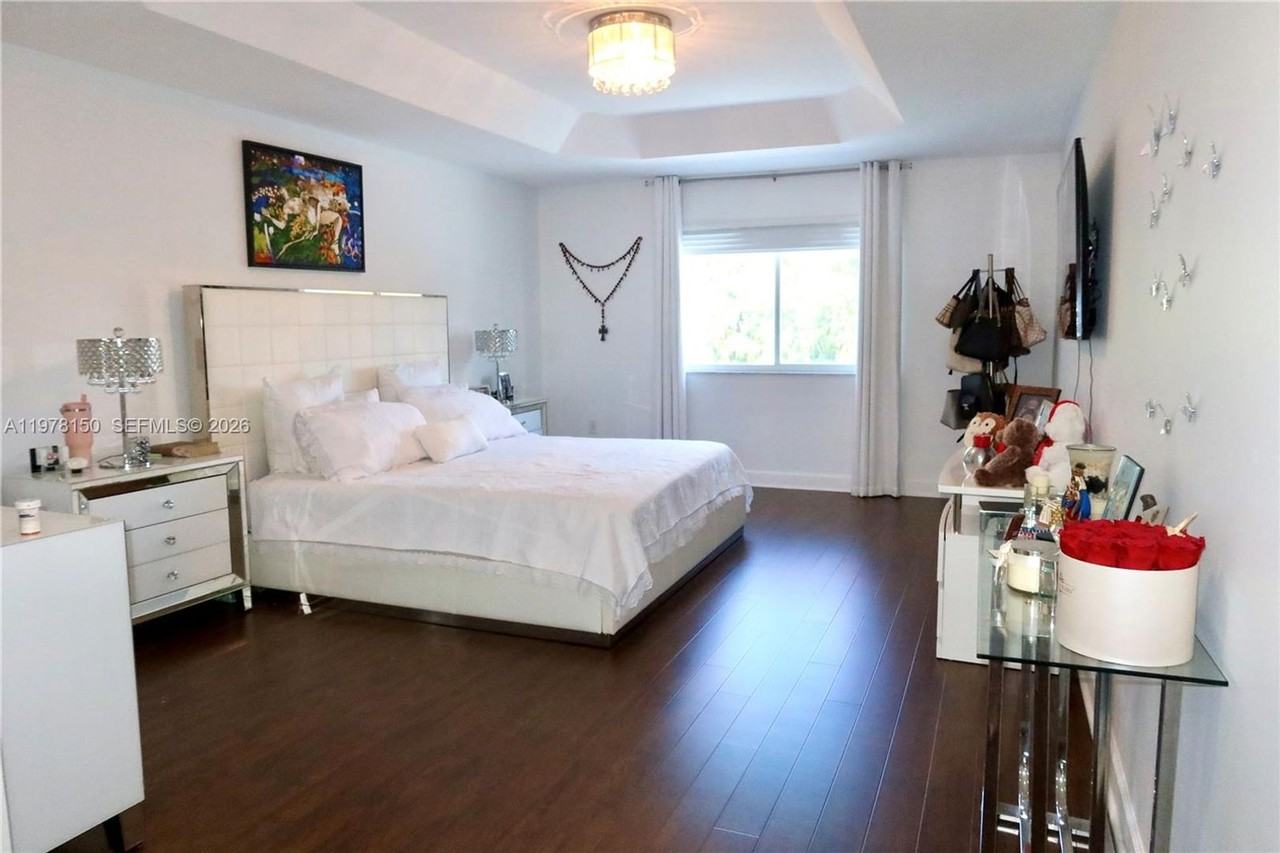 10923 Nw 70th St - Photo 6 of 12