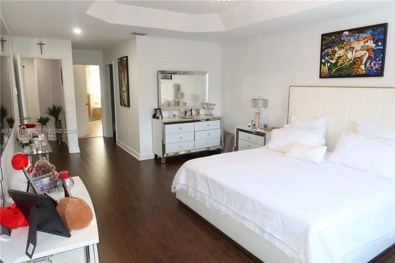 10923 Nw 70th St - Photo 7 of 12