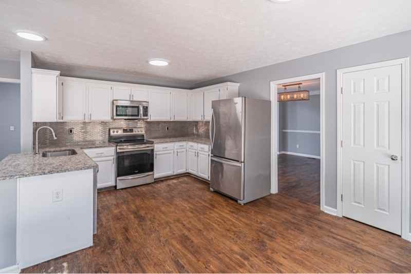 1321 Yorktown Cir - Photo 4 of 15