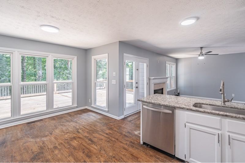 1321 Yorktown Cir - Photo 5 of 15