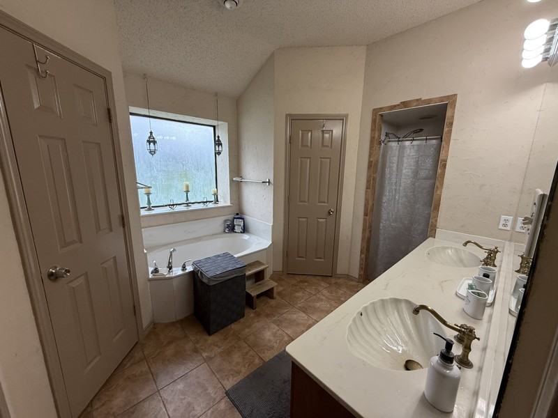 6305 Courtside Dr - Photo 4 of 9