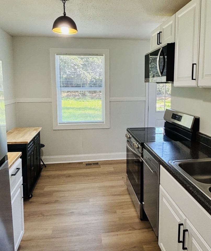 1615 Engle Dr - Photo 2 of 11