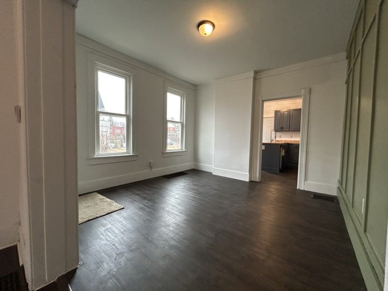 1668 Memorial Ave - Photo 4 of 20