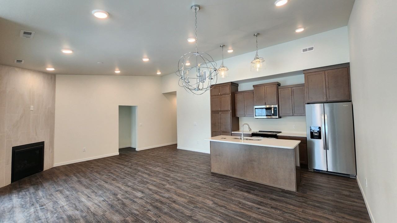 812 7th St Sw #B - Photo 2 of 9