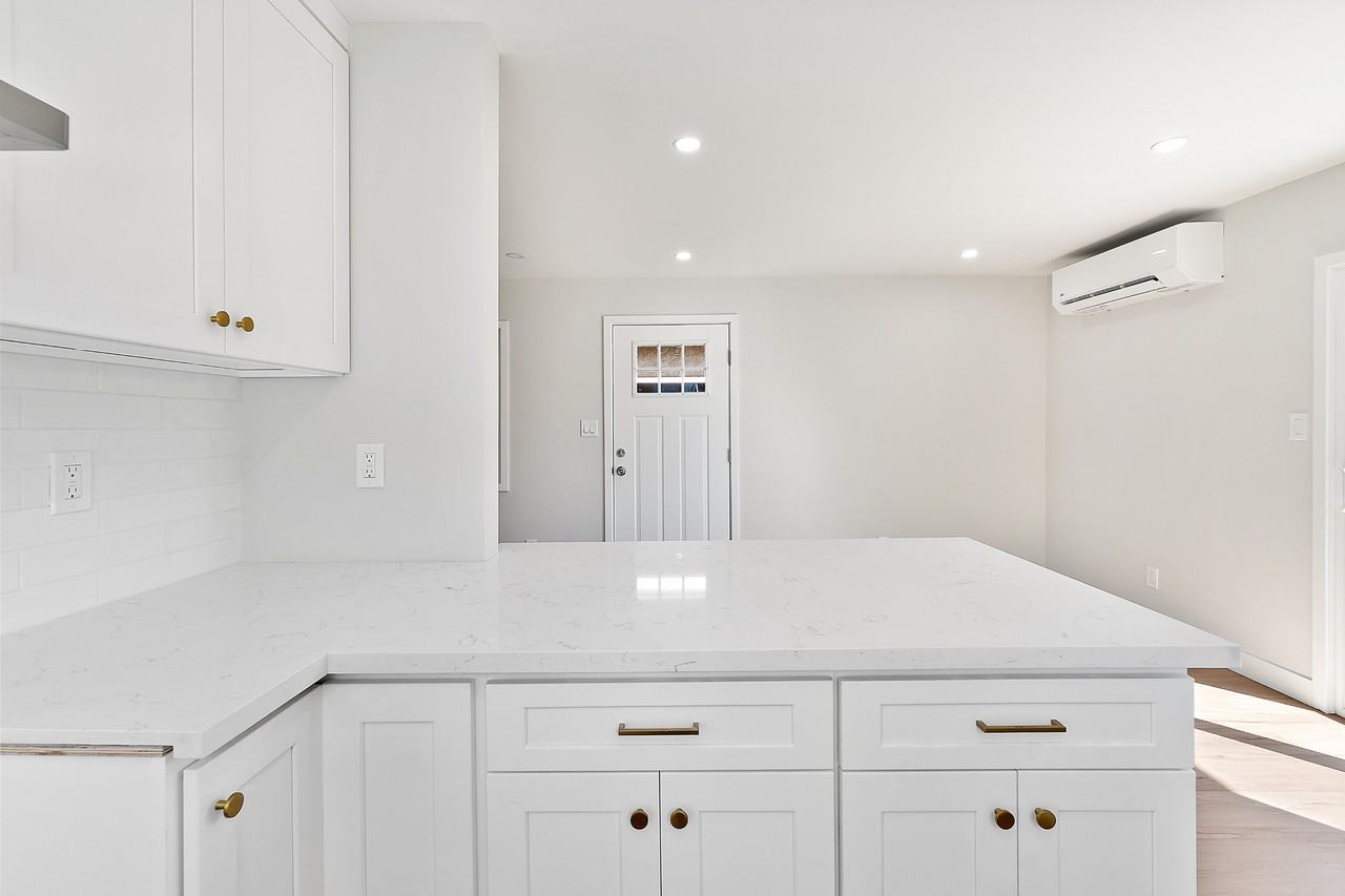 2051 E Harding St - Photo 6 of 16