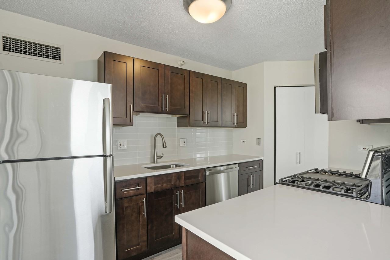 490 N State St - Photo 3 of 17