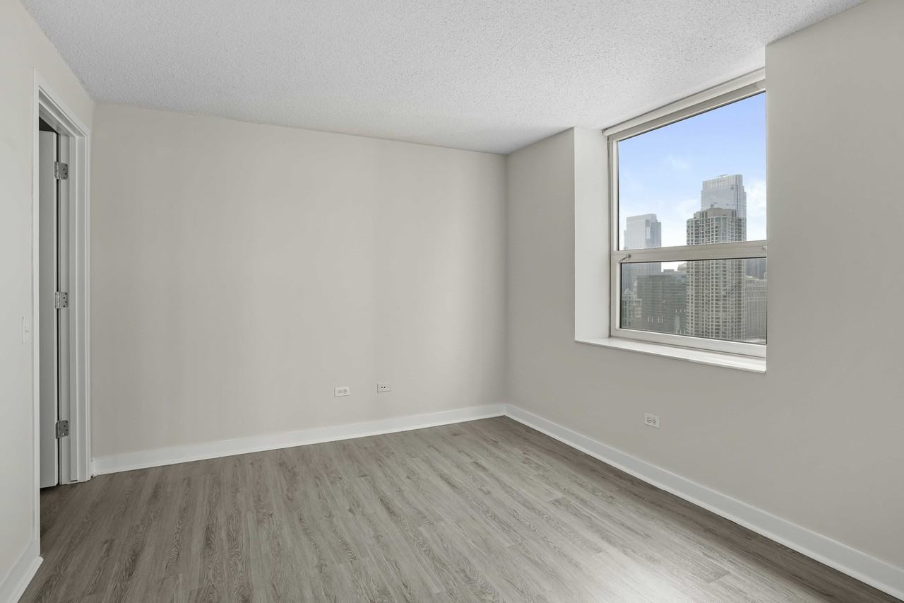 490 N State St - Photo 5 of 17