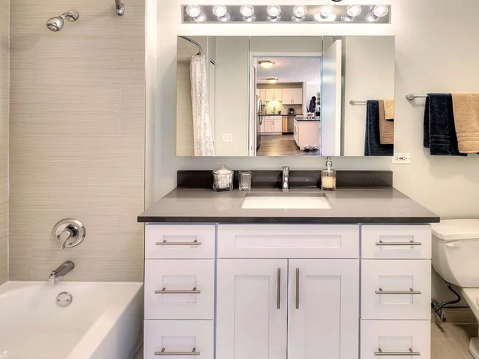 490 N State St - Photo 7 of 17