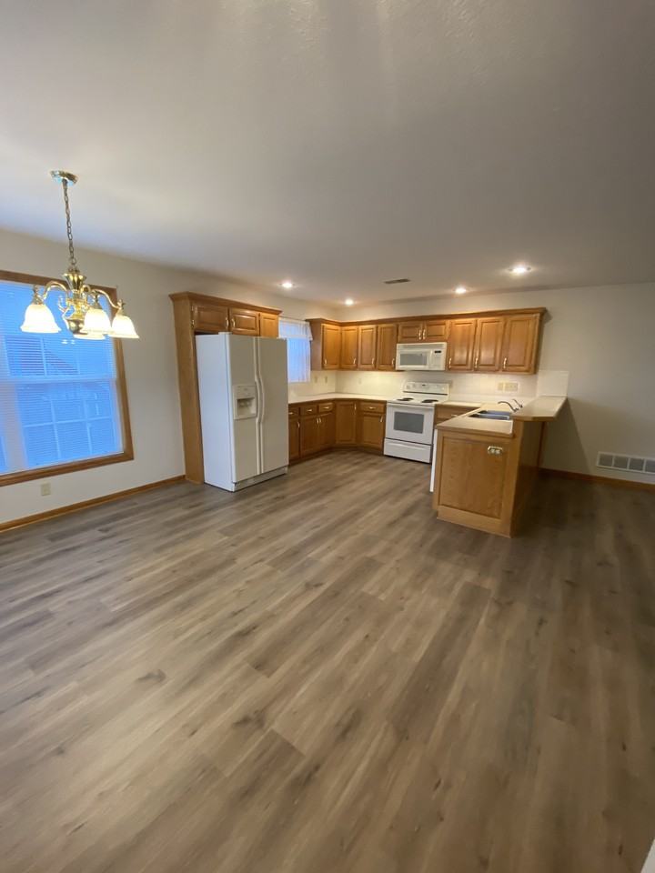 3906 Sw Chartwell Ct - Photo 2 of 10