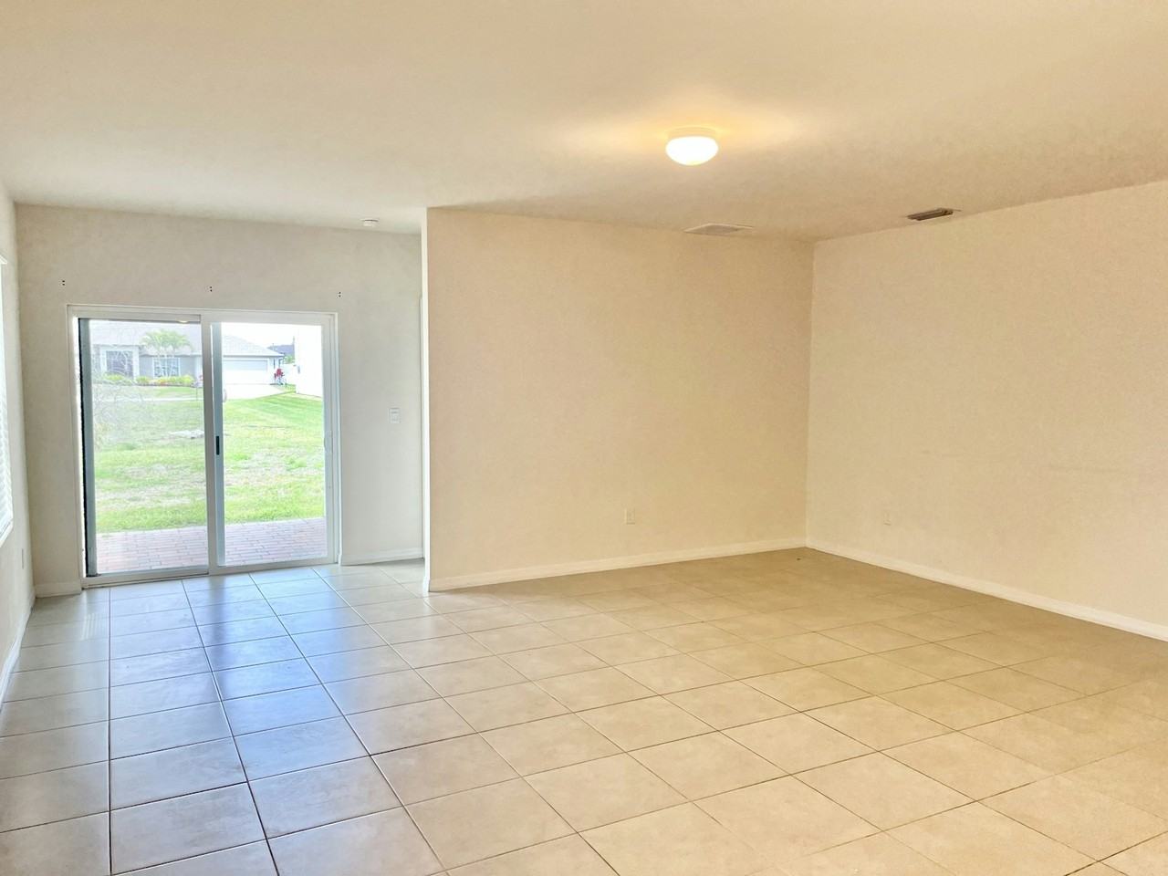 1009 Northeast 11th Street - Photo 5 of 17