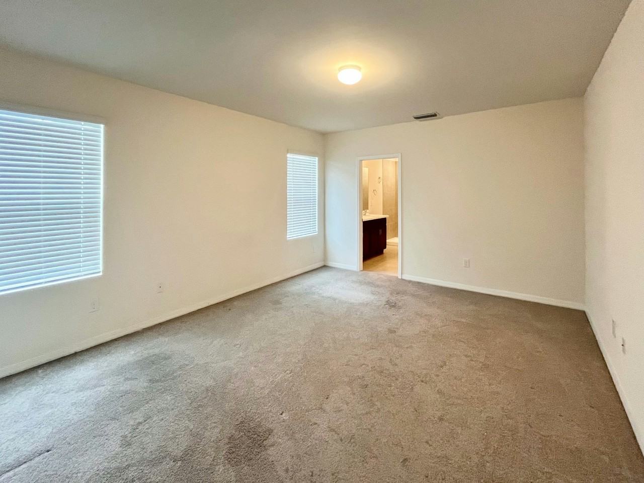 1009 Northeast 11th Street - Photo 6 of 17