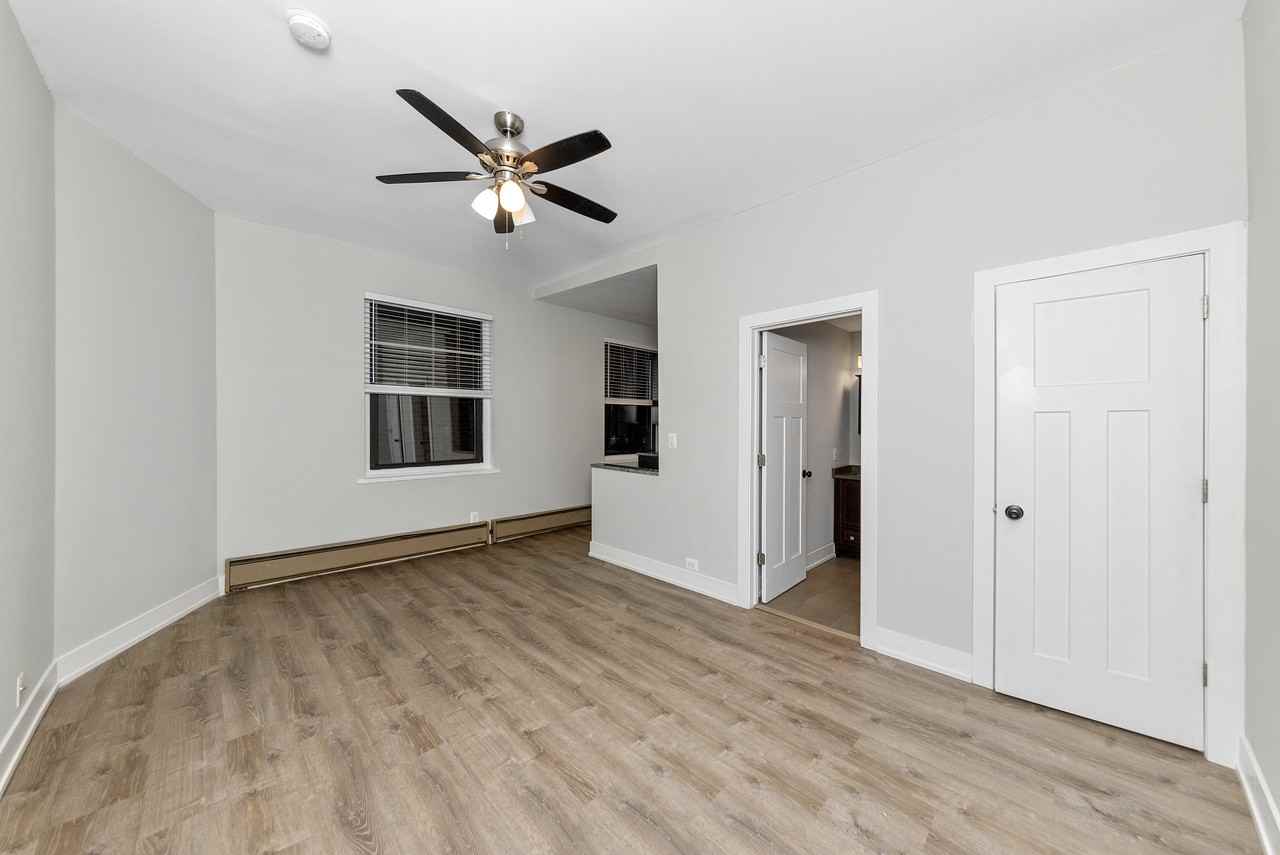 635 W Barry Ave #103 - Photo 2 of 5