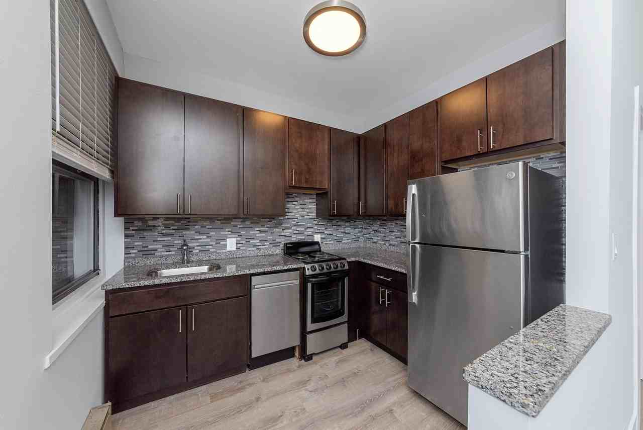 635 W Barry Ave #103 - Photo 3 of 5