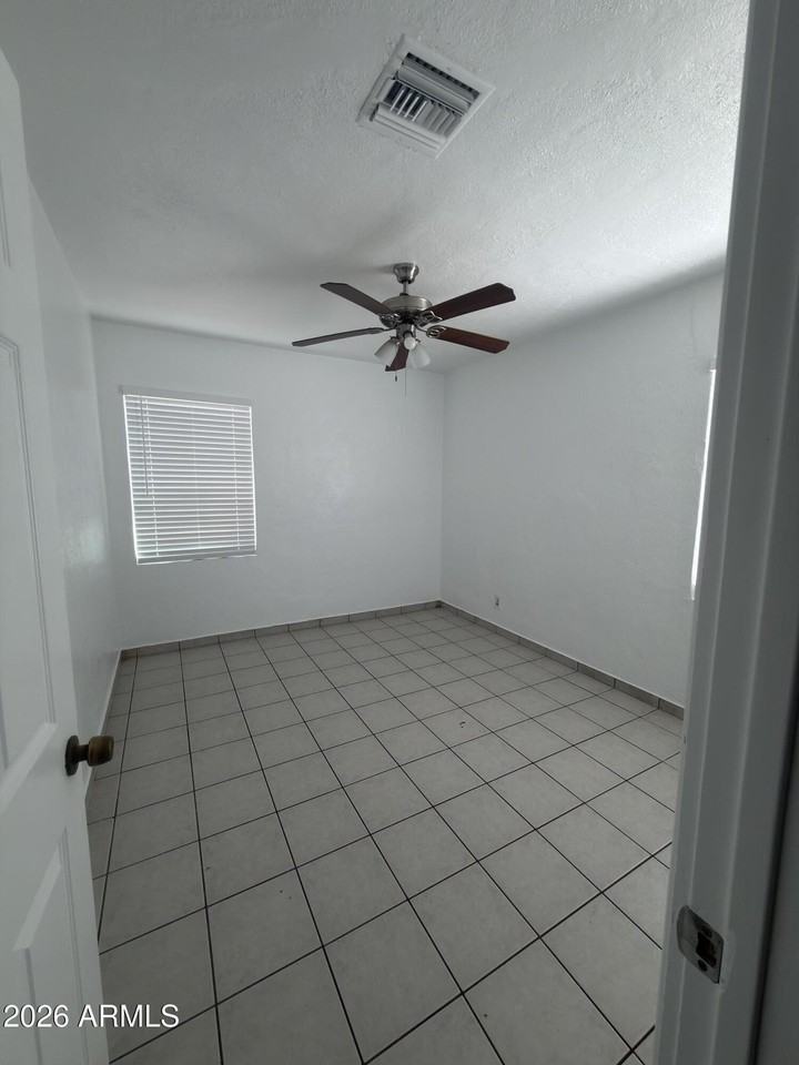 3205 E Garfield St - Photo 3 of 9