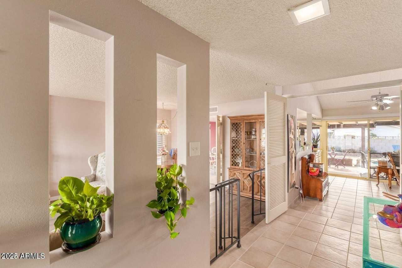 4409 W Orchid Ln - Photo 7 of 42