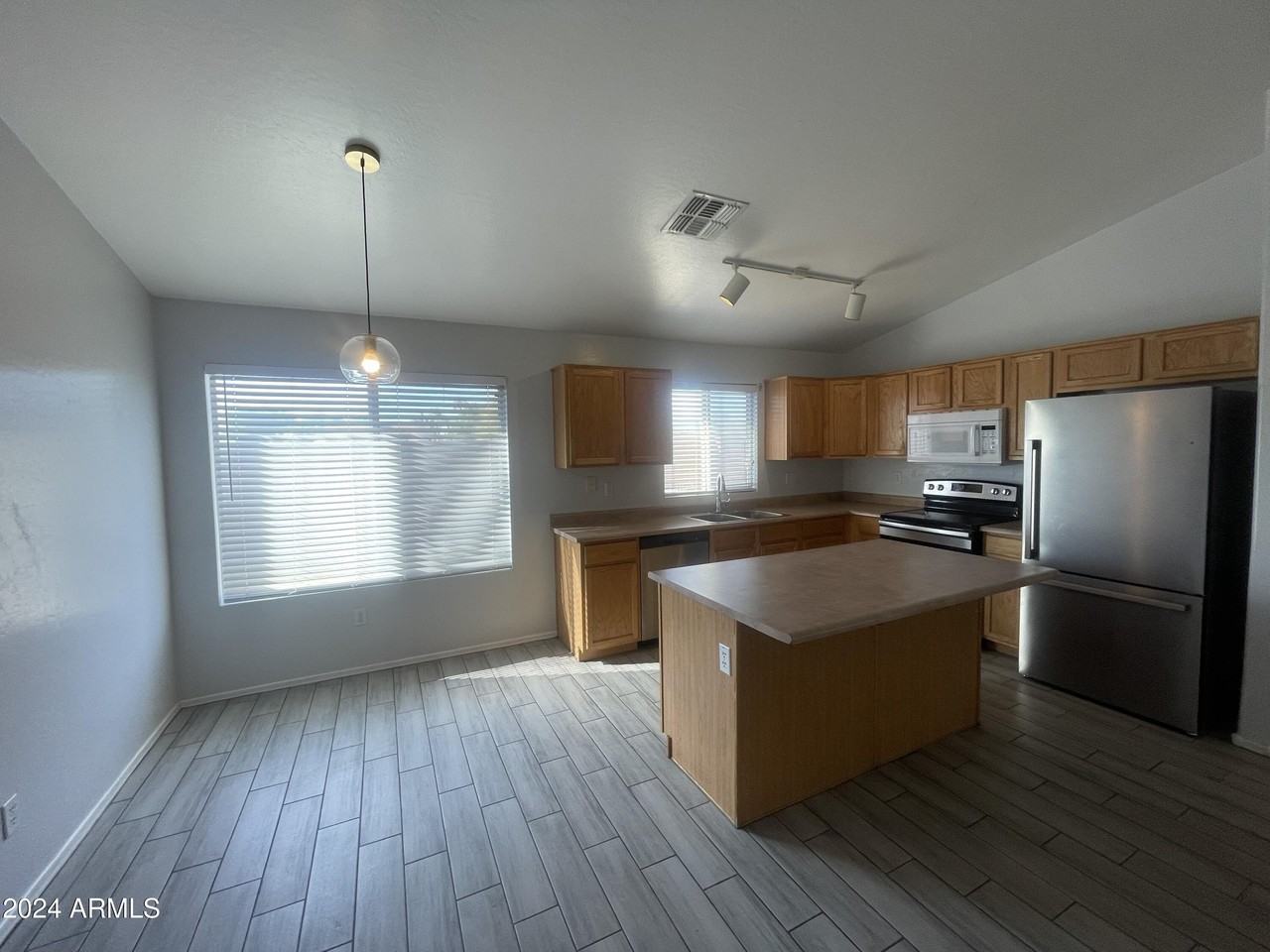 3201 E Kerry Ln - Photo 5 of 21