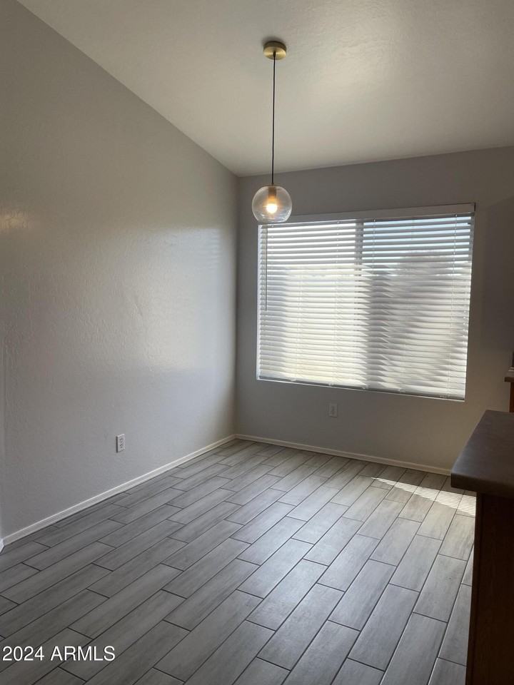 3201 E Kerry Ln - Photo 7 of 21