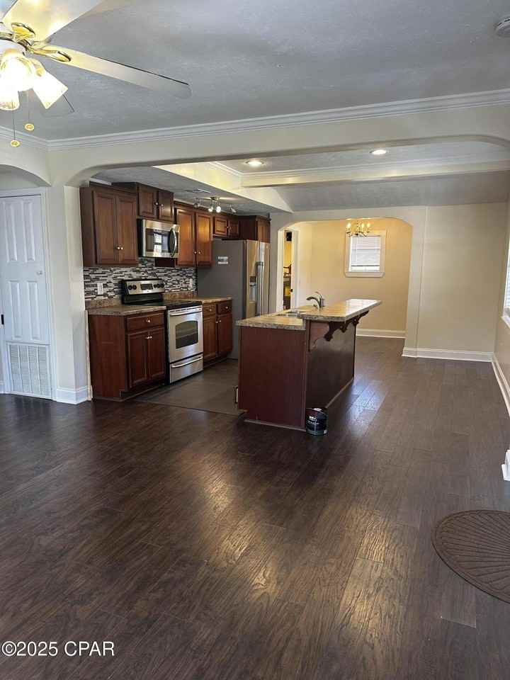 1105 Hickory Ave - Photo 3 of 11