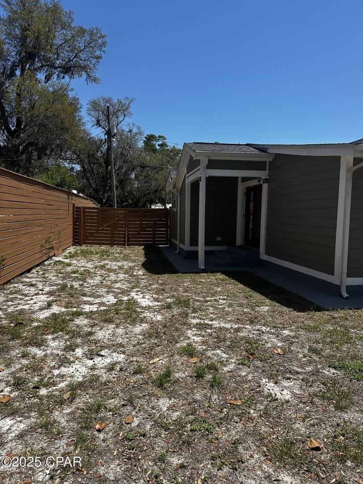 1105 Hickory Ave - Photo 4 of 11