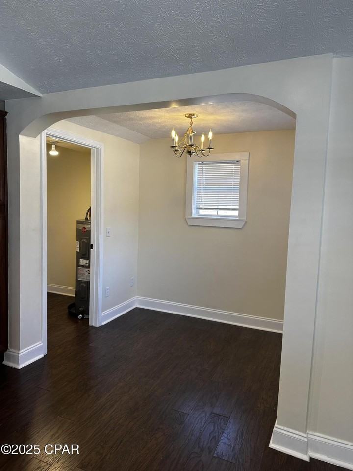 1105 Hickory Ave - Photo 5 of 11